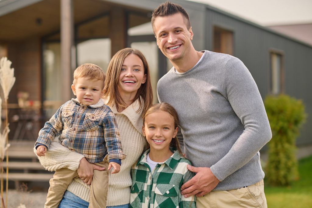 famille_devant_maison