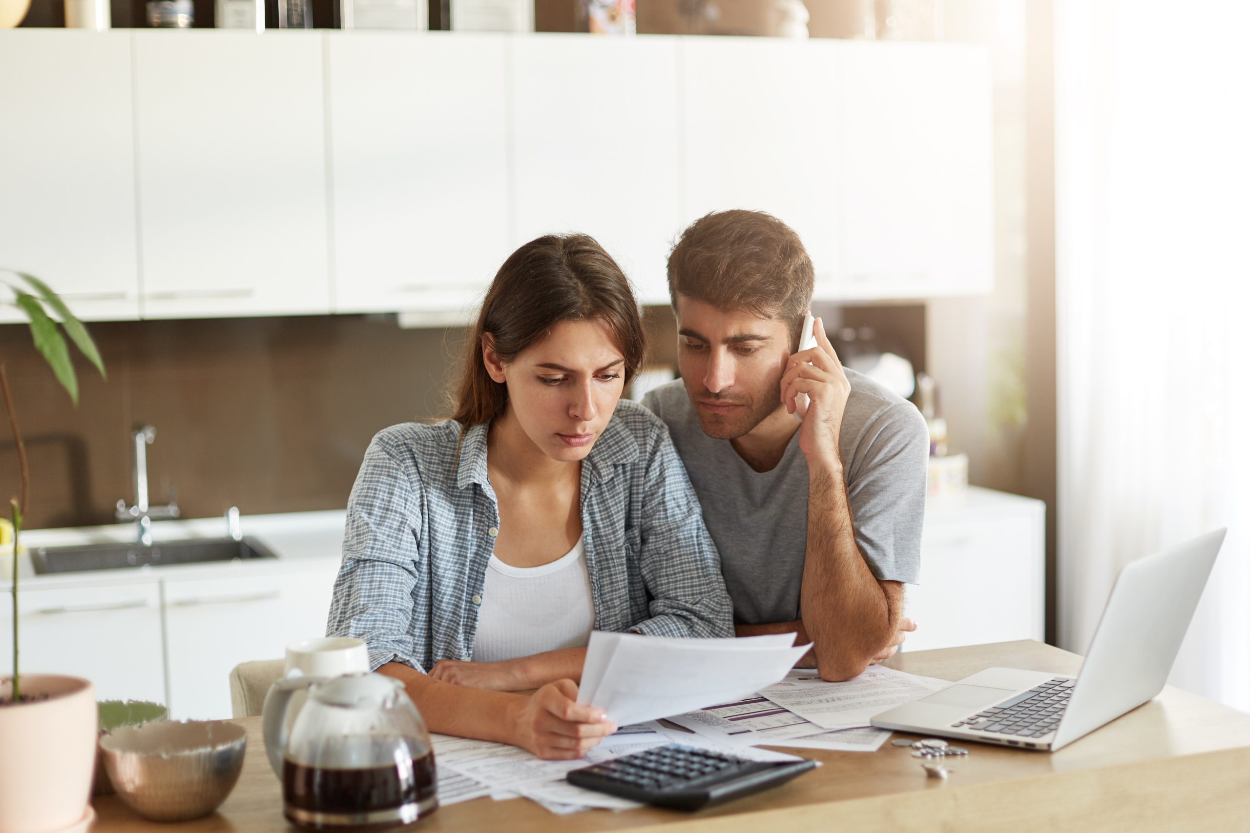 jeune-couple-regarde-aide-prime-autoconsommation