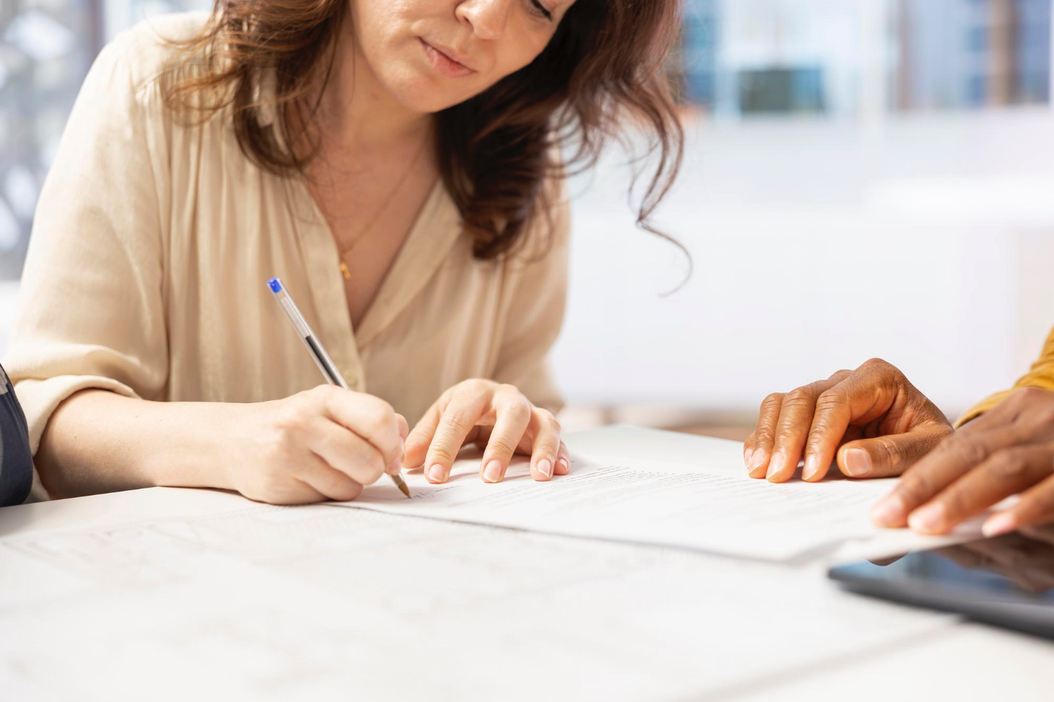 personne_signant_panneaux_solaires