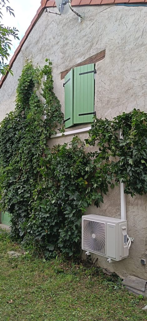 Groupe extérieur mono-split Atlantic posé sur mur en pierre, Varennes-sur-Morge
