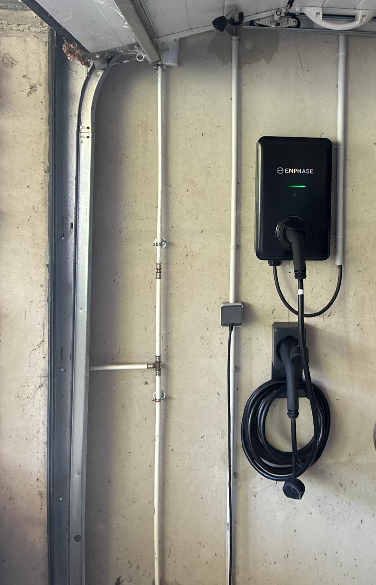 Borne de recharge Enphase IQ EV Charger 2 installée, avec câble de recharge enroulé